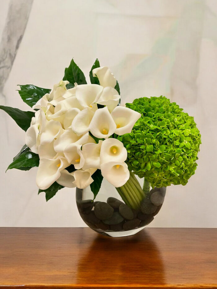 The white calla lilies arrangement