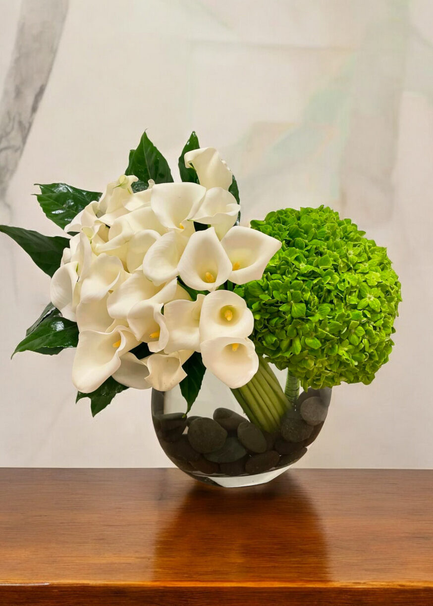 The white calla lilies arrangement