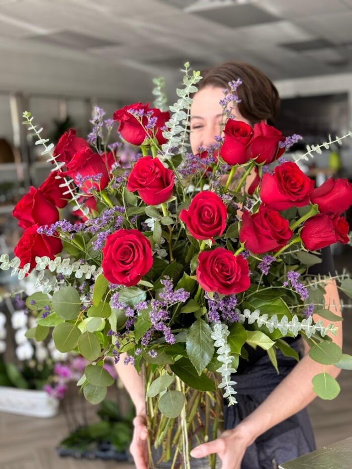 Thais: red roses arrangement