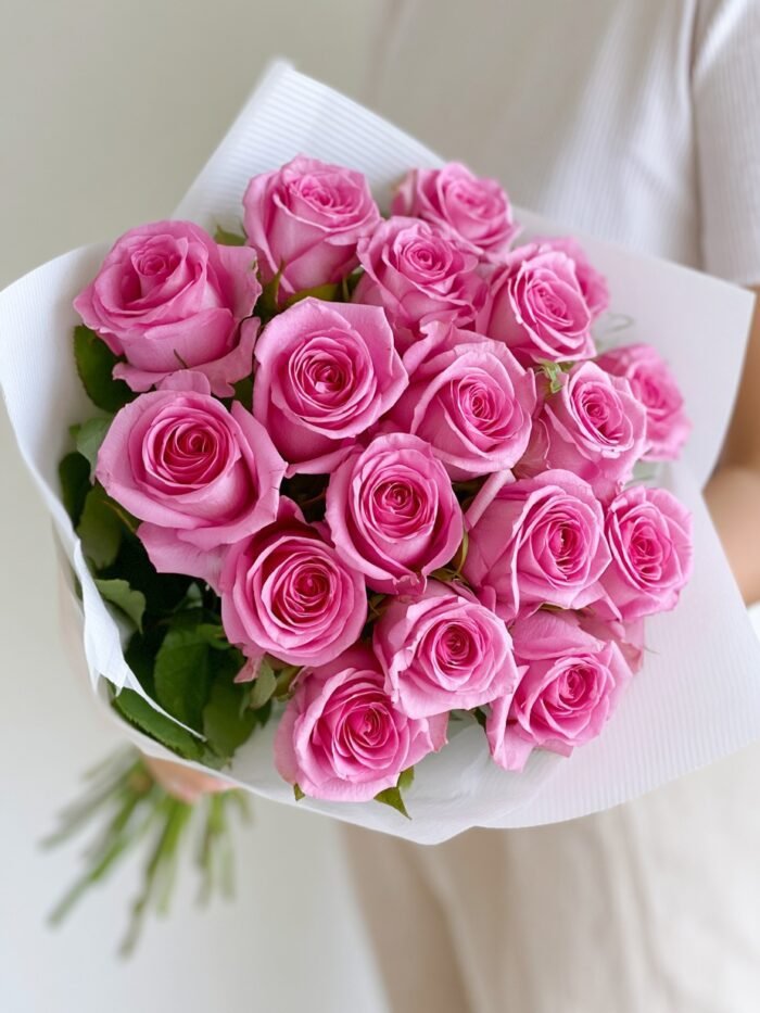 18 pink roses