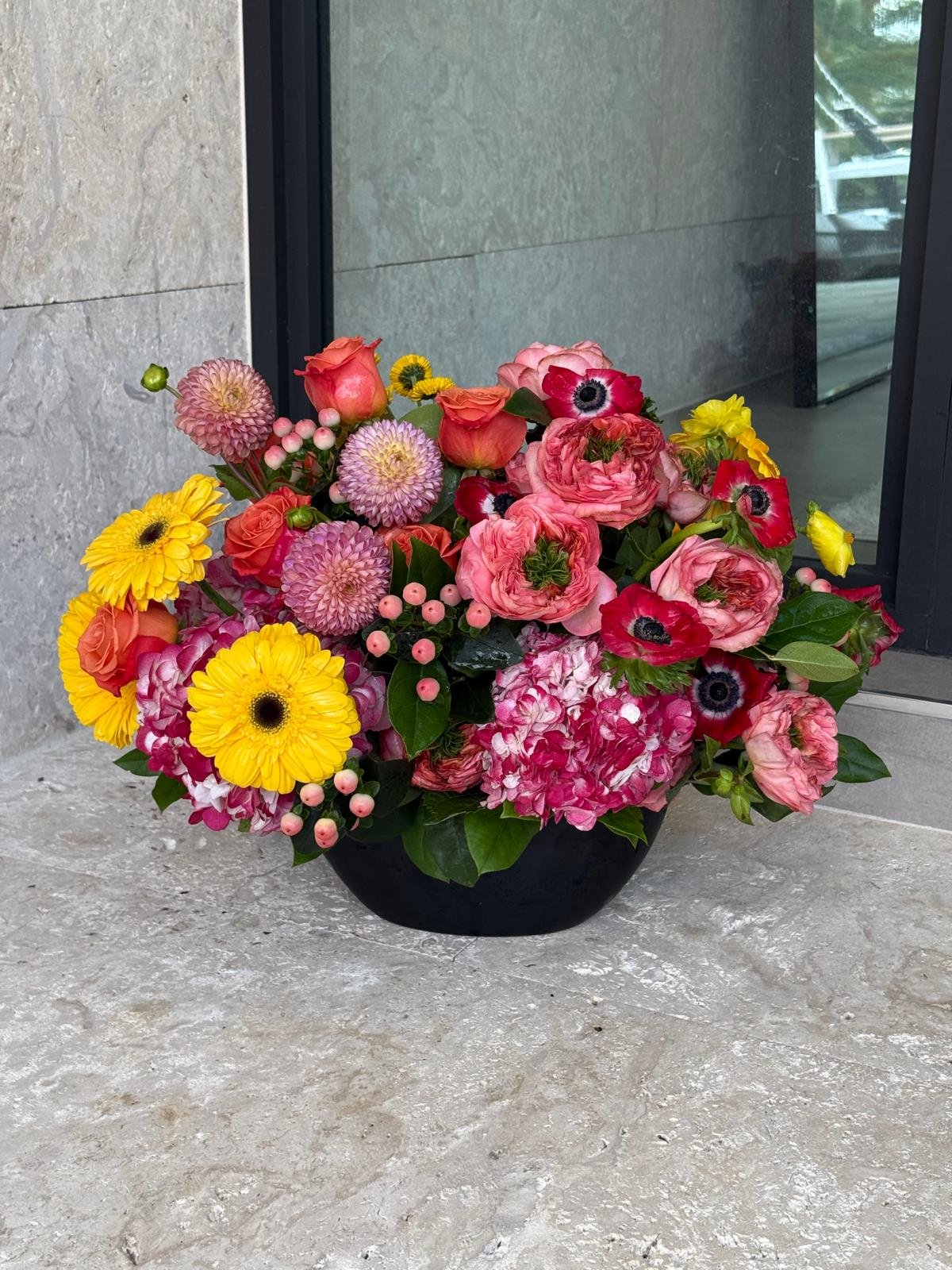 Radiant Garden Burst: bright arrangement - Image 2