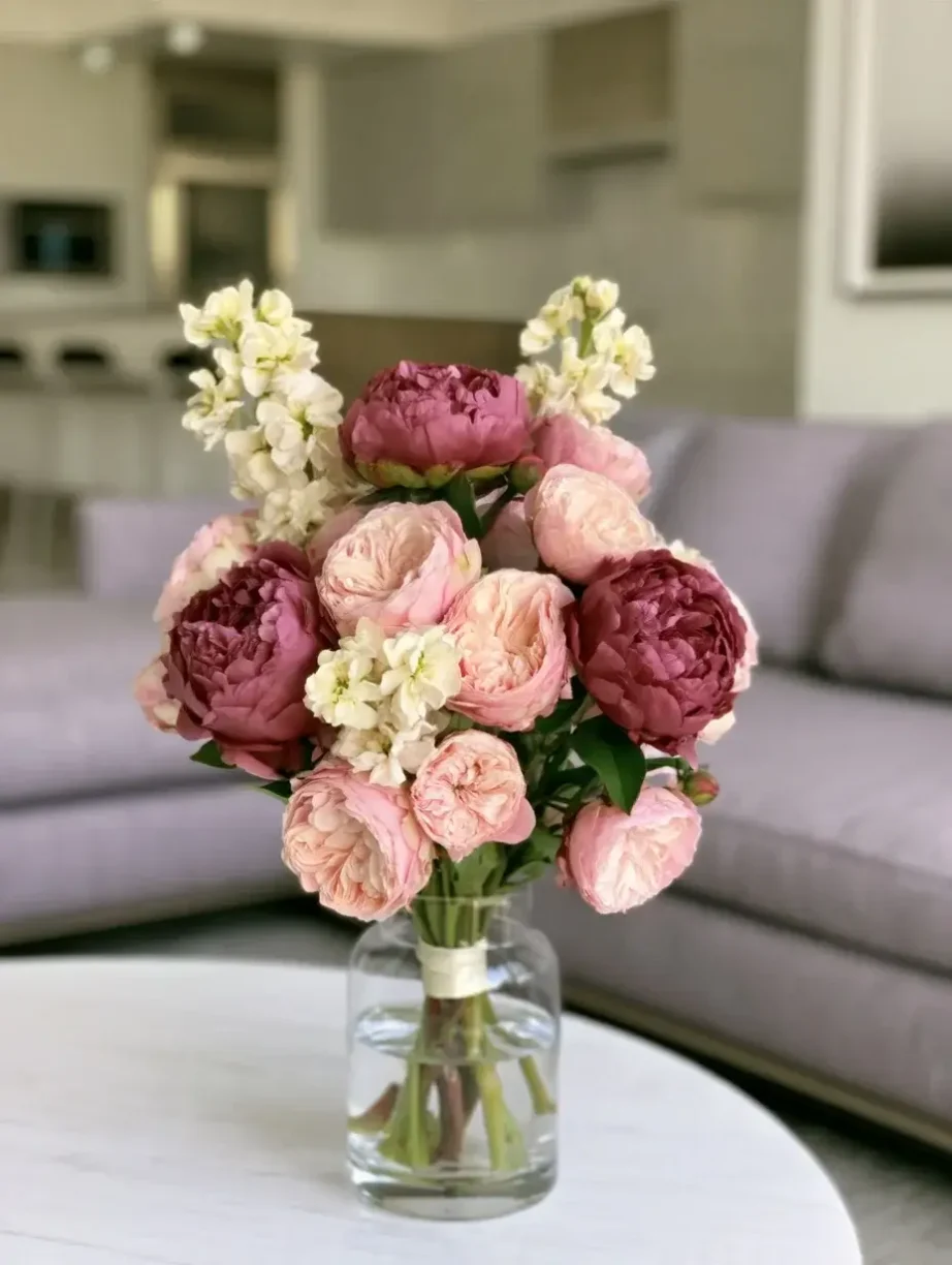 Selecting the Perfect Burgundy Peonies