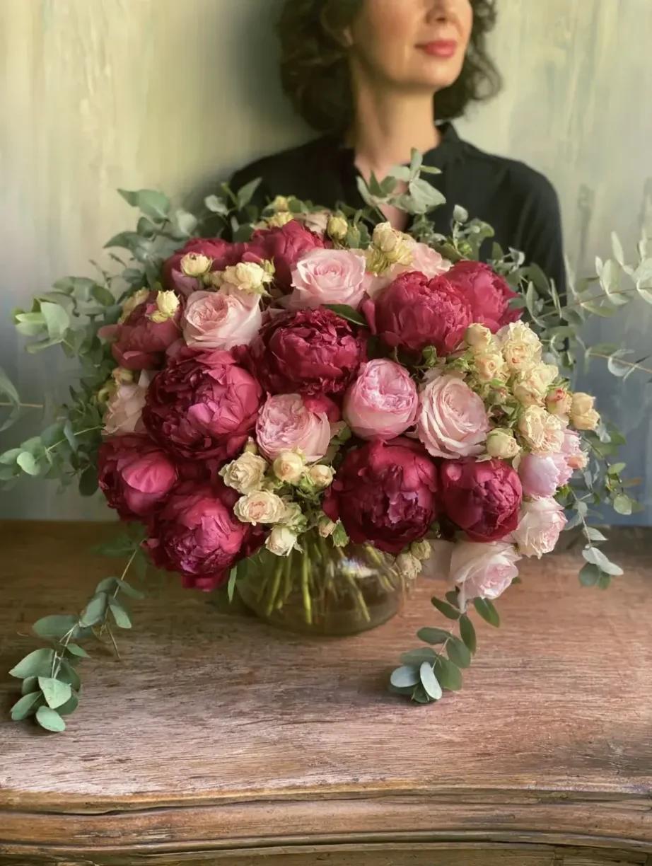 Designing a Burgundy Peony Arrangement with Depth and Elegance